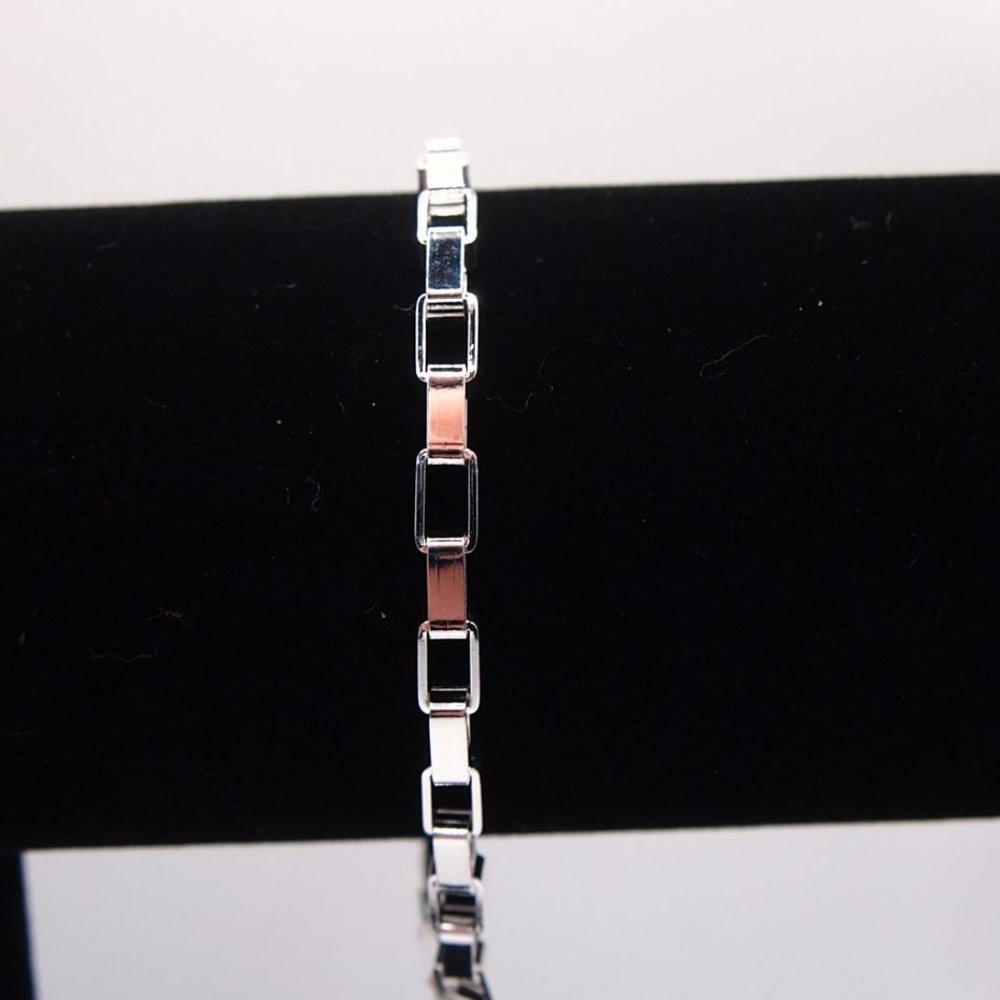 Stunning 8 Inch x 5mm. Box Style Bracelet Stamped as .925 Solid Sterling Silver - Picture 5 of 6